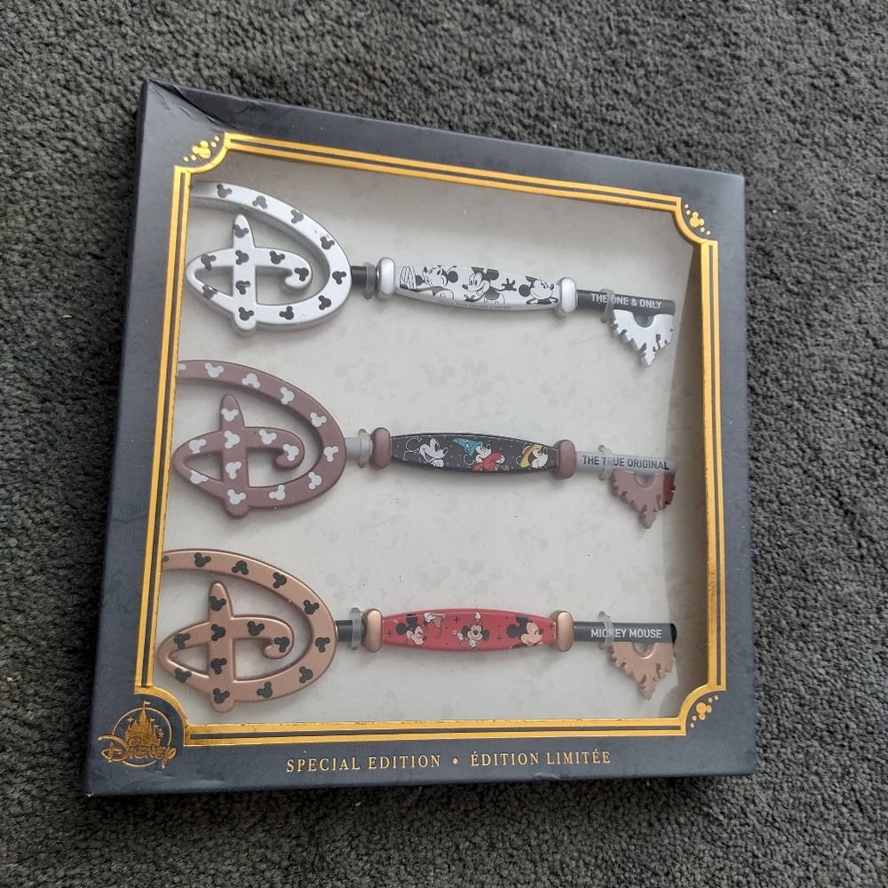Disney Special Edition 3 Piece Collection Keys Mickey Mouse Magic Kingdom